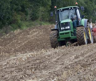 Un tractor en el campo