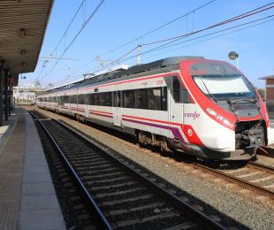 fotografía de tren de Renfe en una estación