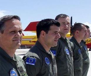 fotografía de miembros de la flota de extinción de incendios de rescEU uniformados