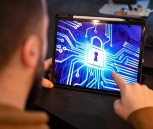 persona mirando una pantalla de ordenador con un candado