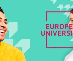 dos jóvenes sonriendo