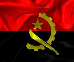 bandera de Angola, con la franja superior roja, la inferior negra y un machete en medio arco y una estrella