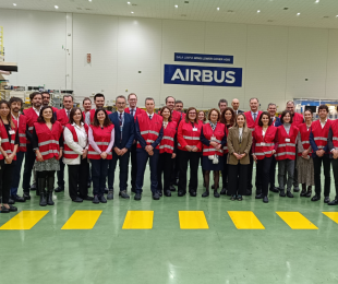 imagen del equipo en la factoria de Airbus
