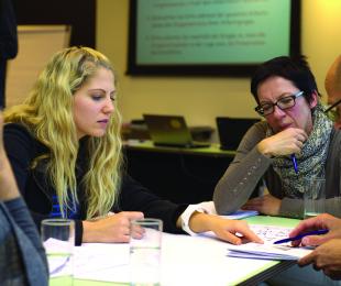 trabajadores en la oficina
