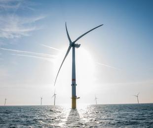 molino energía eólica en el mar