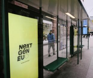 fotografía de una calle con el logo de nextgenEU en la marquesina del autobús
