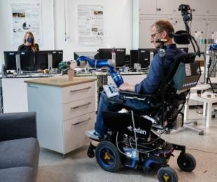 imagen persona en silla de ruedas trabajando en una oficina