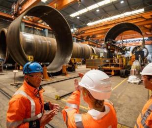 operarios en una nave industrial