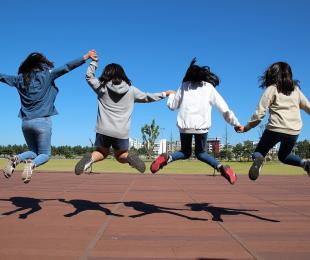 imagen de jóvenes de espalda saltando