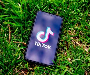 imagen de móvil con el logo de TikTok