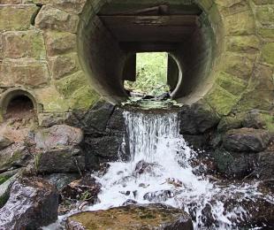 imagen de tunel, arroyo y flujo de agua