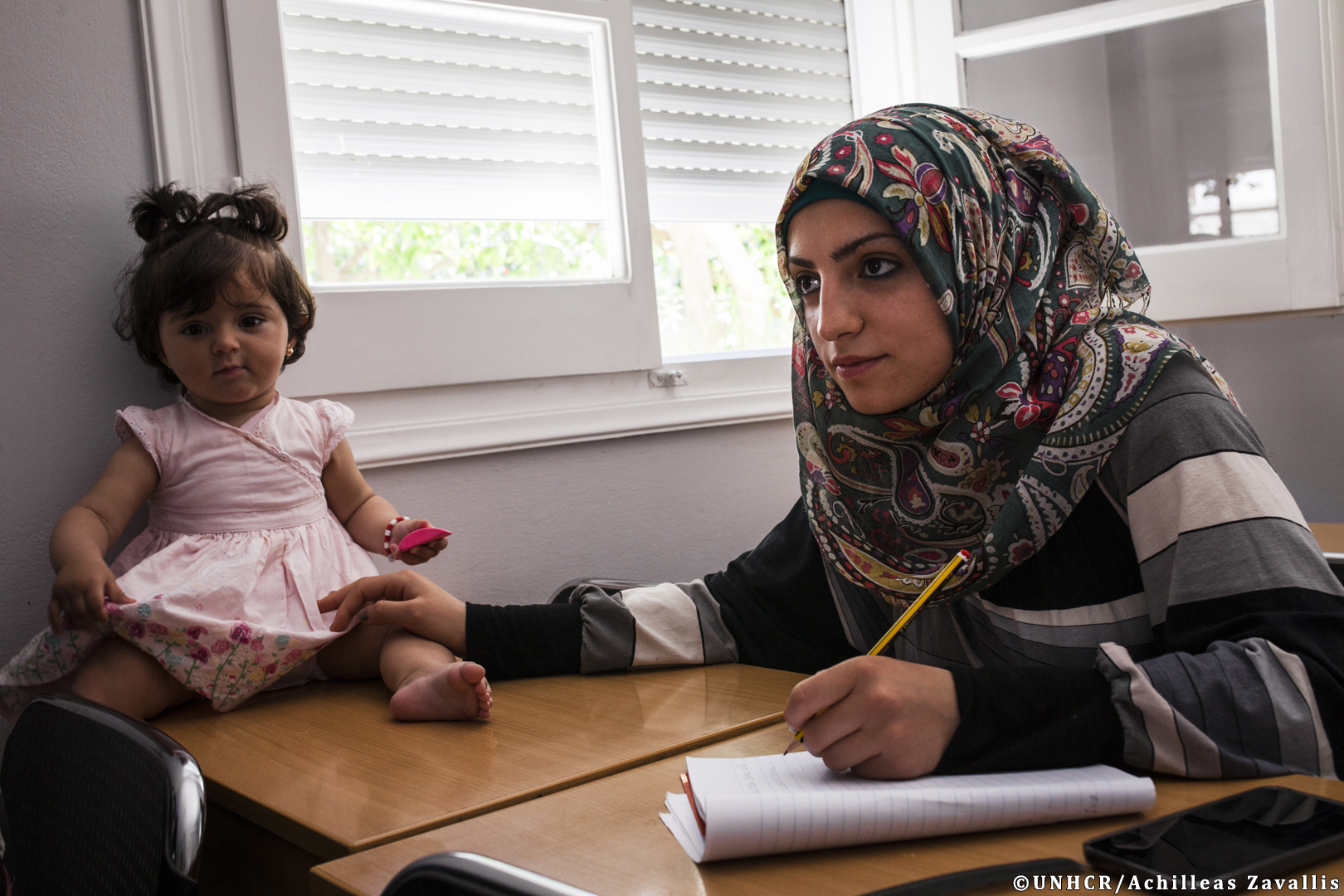 Una refugiada siria participa en un curso de inglés organizado por ACNUR en Leros, Grecia © UNHCR/Achilleas Zavallis