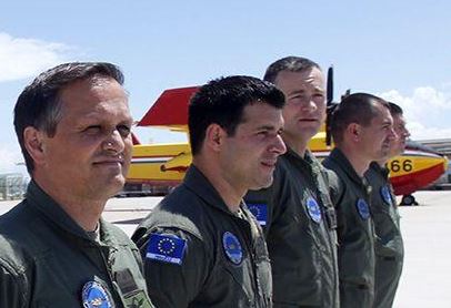 fotografía de miembros de la flota de extinción de incendios de rescEU uniformados