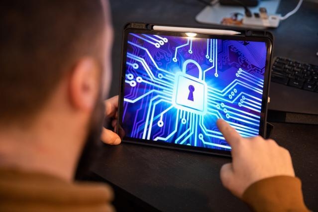 persona mirando una pantalla de ordenador con un candado