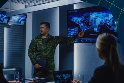 fotografía de militar explicando a varias personas