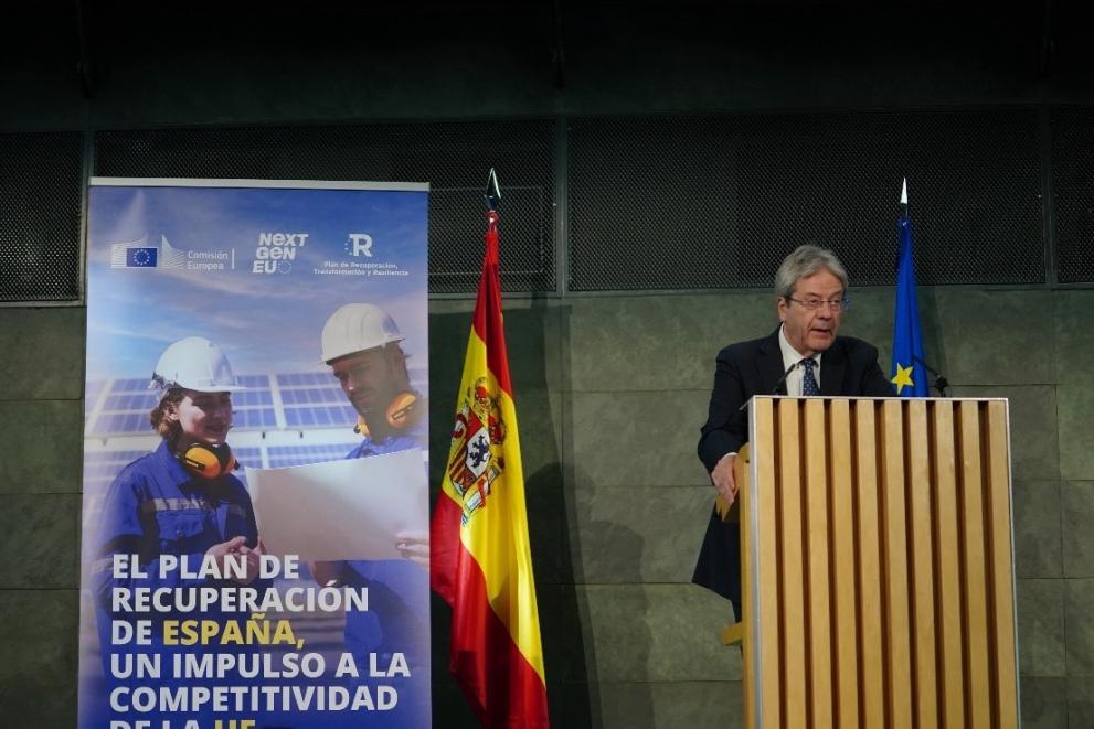 fotografía de Paolo Gentiloni durante la conferencia sobre el Plan de Recuperación, Transformación y Resiliencia