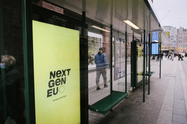 fotografía de una calle con el logo de nextgenEU en la marquesina del autobús
