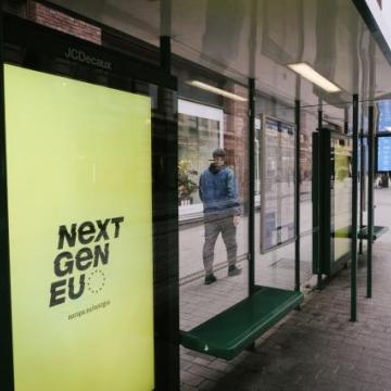 fotografía de una calle con el logo de nextgenEU en la marquesina del autobús