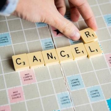 imagen de un juego de scrabble con la palabra cáncer