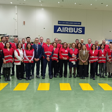 imagen del equipo en la factoria de Airbus