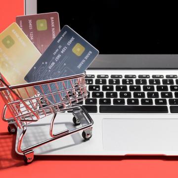 La Comisión ha incoado procedimientos formales para evaluar si AliExpress puede haber infringido la Ley de Servicios Digitales en ámbitos relacionados con la gestión y la mitigación de riesgos, la moderación de contenidos y el mecanismo interno de tramitación de reclamaciones, la transparencia de los sistemas de publicidad y recomendación, la trazabilidad de los comerciantes y el acceso a los datos para los investigadores