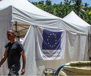 fotografía de un campo de ayuda humanitaria en Haití