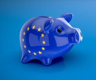 foto de hucha cerdito azul con las estrellas de la bandera de la UE