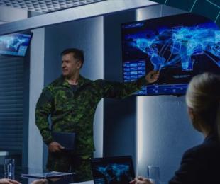 fotografía de militar explicando a varias personas