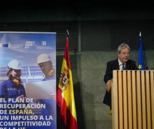 fotografía de Paolo Gentiloni durante la conferencia sobre el Plan de Recuperación, Transformación y Resiliencia