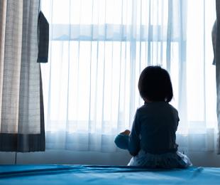 imagen niño de espaldas