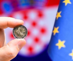 mano con moneda de euro