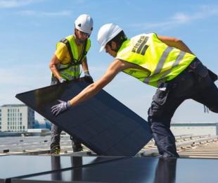 imagen de dos operarios instalando una placa solar
