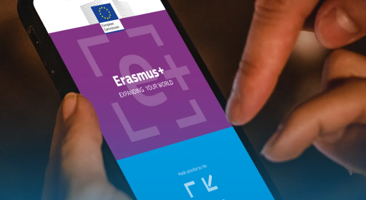 fotografía de un móvil con la aplicación de Erasmus +