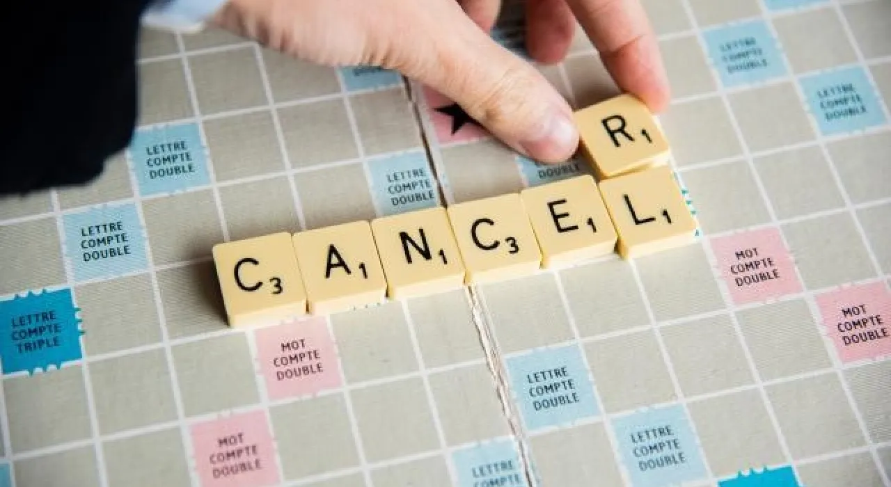 imagen de un juego de scrabble con la palabra cáncer