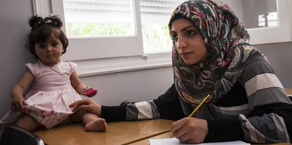 Una refugiada siria participa en un curso de inglés organizado por ACNUR en Leros, Grecia © UNHCR/Achilleas Zavallis