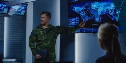 fotografía de militar explicando a varias personas