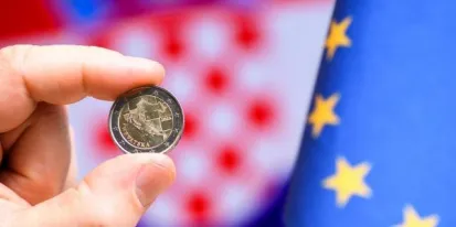 mano con moneda de euro