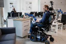 imagen persona en silla de ruedas trabajando en una oficina
