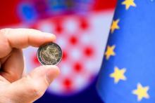 mano con moneda de euro