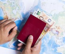 billetera cerrada con euros sobre un mapa