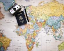 camara de fotos y pasaporte sobre un mapa mundi
