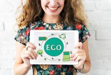 fotografía con una mujer con un cartel con concepto de ecología de conservación del medio ambiente de ahorro de energía ecológica