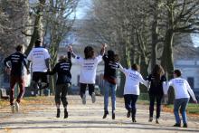 jovenes con la camiseta del cuerpo europeo de solidaridad saltando