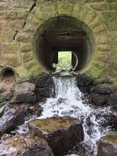 imagen de tunel, arroyo y flujo de agua