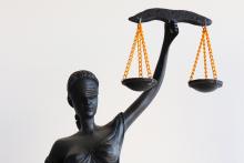 imagen de balanza de justicia