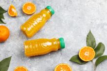 fotografía de dos botellas de zumo de naranja