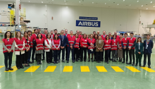 imagen del equipo en la factoria de Airbus