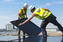 imagen de dos operarios instalando una placa solar