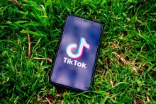 imagen de móvil con el logo de TikTok