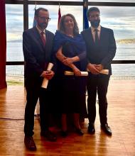 Copyright: Unión Europea 2024 (1) De izquierda a derecha,Íñigo Picabea, Sylvia Fernández de Bobadilla y Nacho Alarcón, los tres ganadores, durante la ceremonia de entrega de premios.